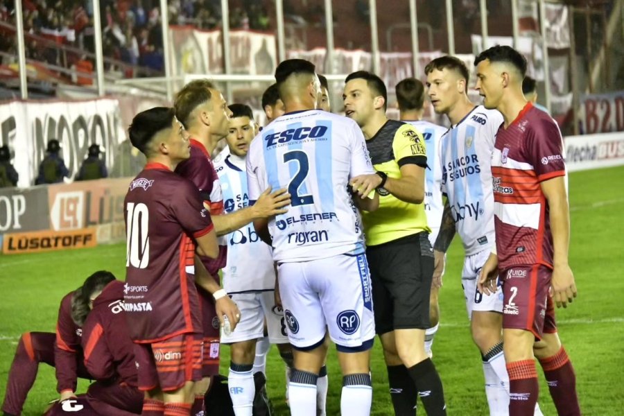 FRICCIONADO./ El partido motiv&oacute; varias tarjetas del &aacute;rbitro.
