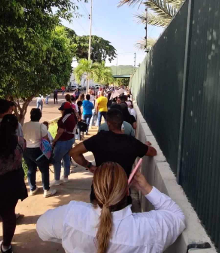 Los venezolanos acudieron temprano a los centros de votaci&oacute;n, en las elecciones que definen el futuro de Maduro.