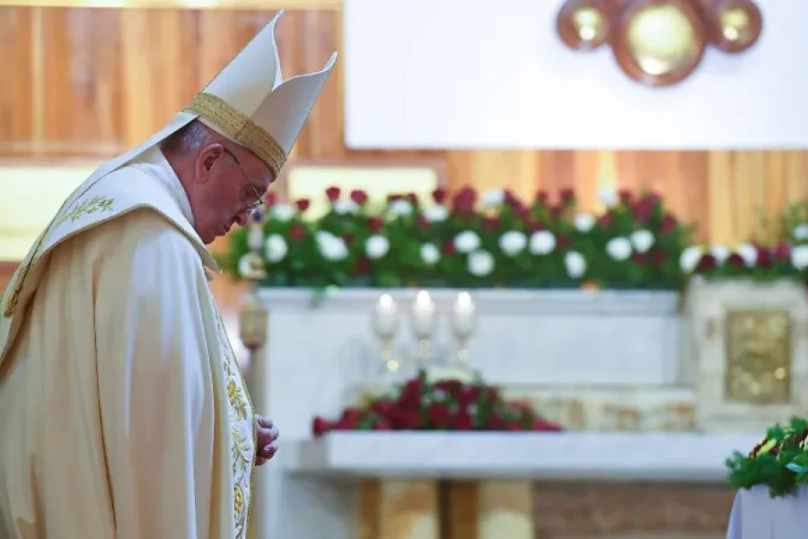 El Papa Francisco celebra la Misa en la Catedral Cat&oacute;lica Caldea de San Jos&eacute; en Bagdad, Irak, 6 de marzo de 2021.