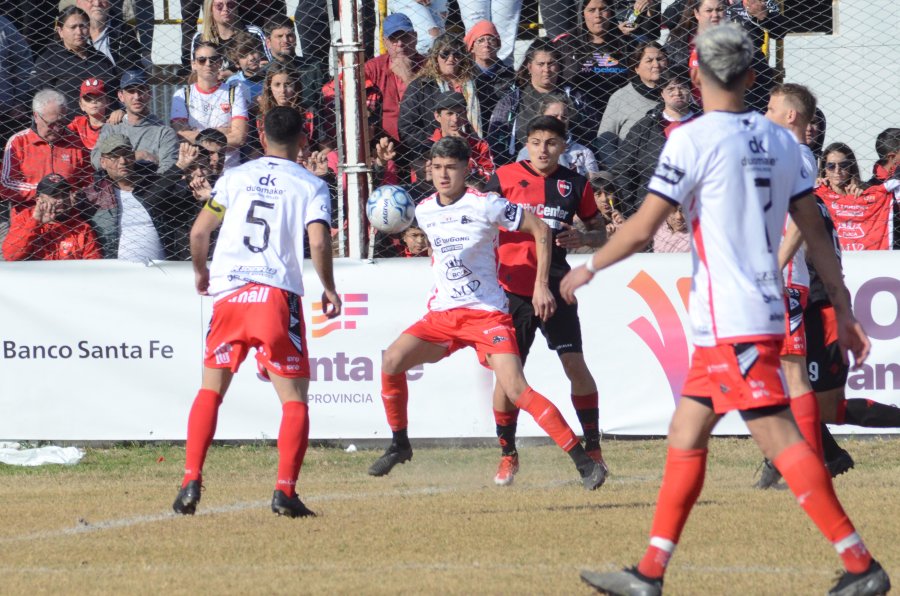 TARDE DE BICHOS COLORADOS./ Ferro hizo un gran partido.