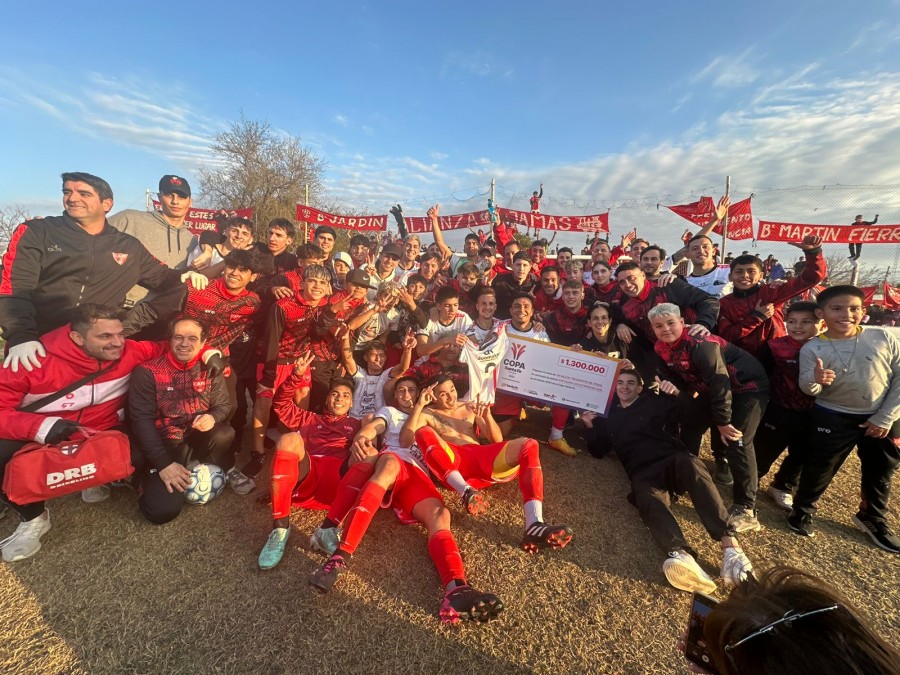 CHEQUE./ Los jugadores con su premio.