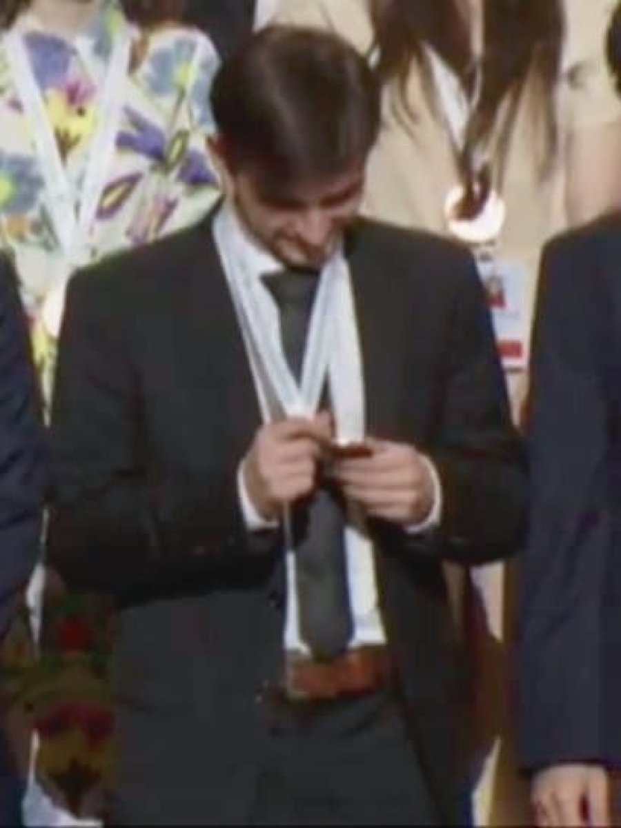 Agust&iacute;n Boutet y su reciente medalla.