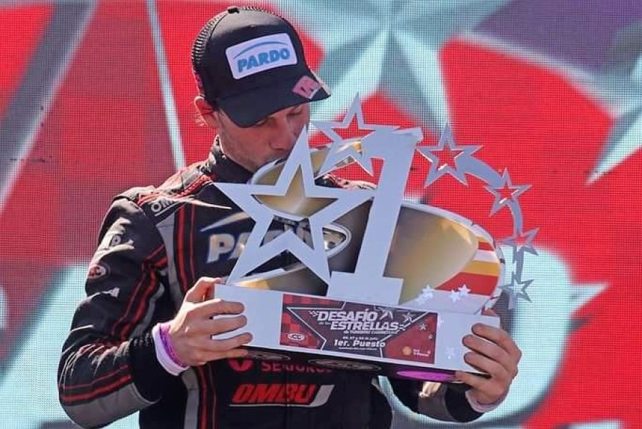 Santiago &Aacute;lvarez festeja en el podio su triunfo en el "Desaf&iacute;o de las Estrellas".