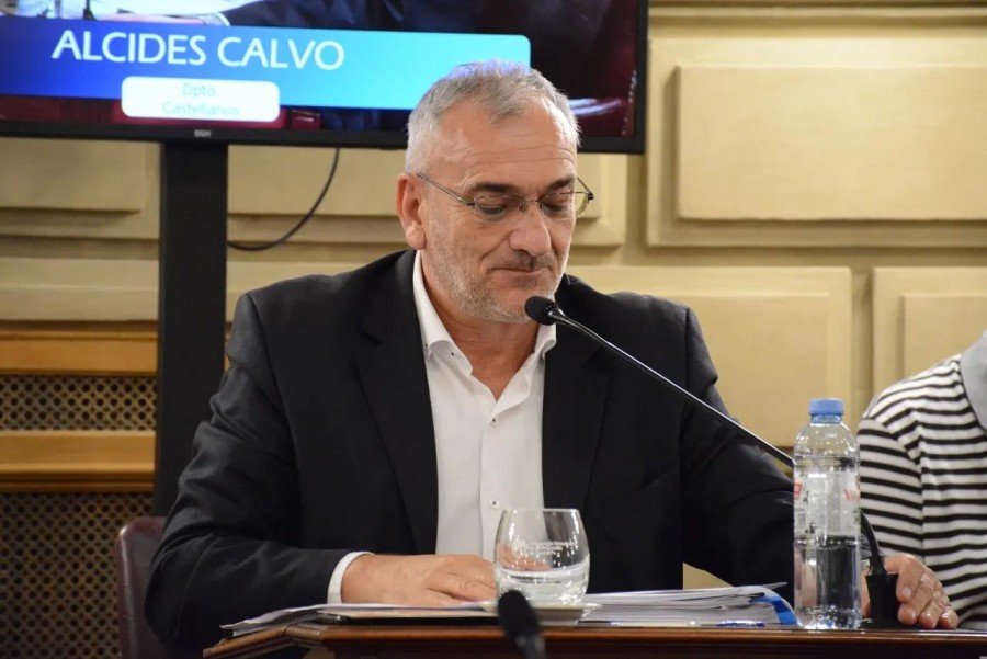 El senador Alcides Calvo en su banca.