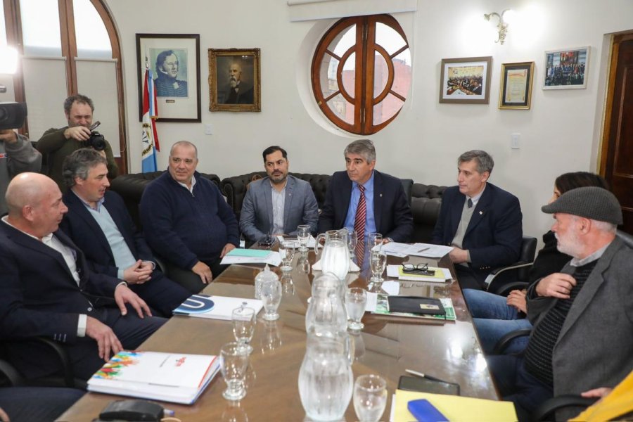 VUELVEN A CRUZARSE. La Provincia ya puso fecha para los nuevas reuniones paritarias de docentes y estatales.