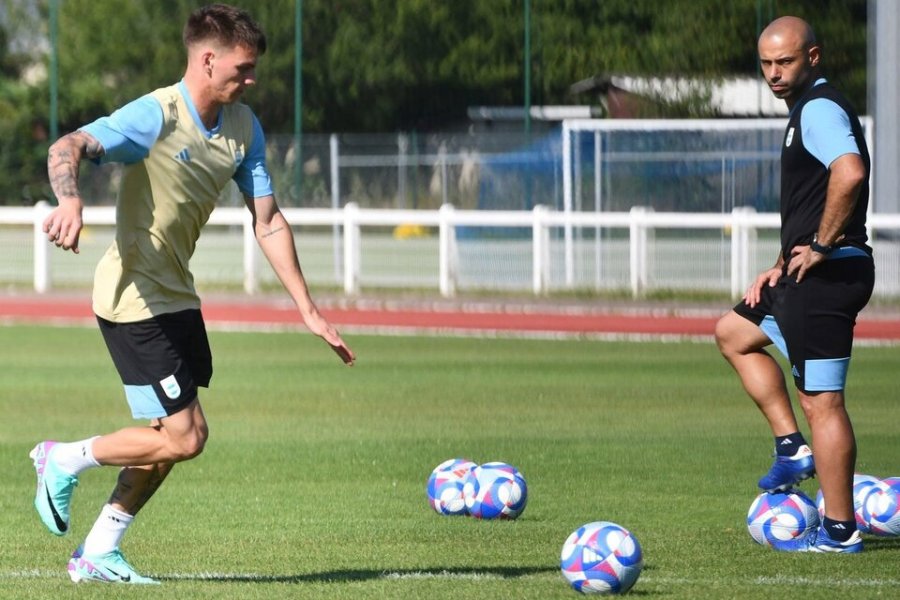 Zen&oacute;n patea, mientras Mascherano observa el entrenamiento.