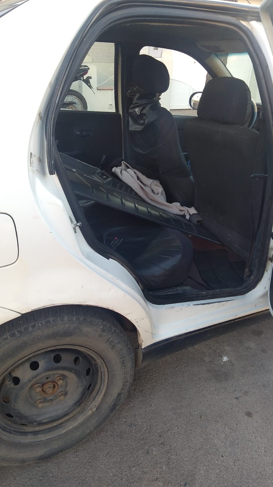 El malviviente hu&iacute;a con el televisor robado en un rem&iacute;s.