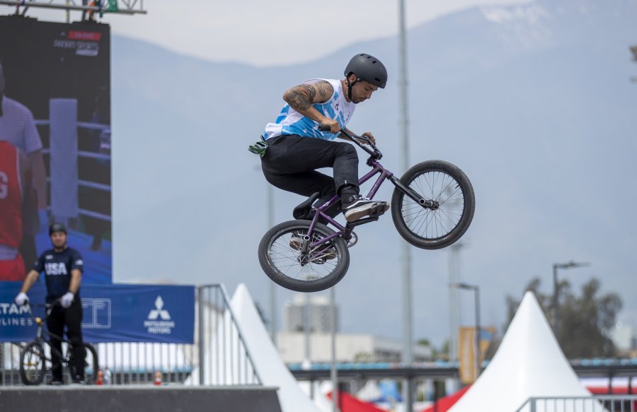 Jos&eacute; &ldquo;Maligno&rdquo; Torres en la clasificaci&oacute;n del pack masculino en ciclismo BMX freestyle.