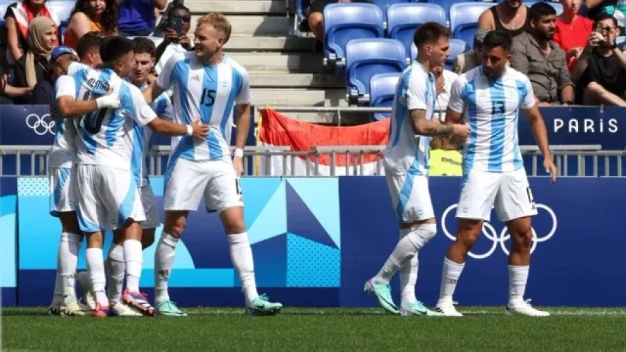 FESTEJO./ Los jugadores argentinos luego del primer tanto.