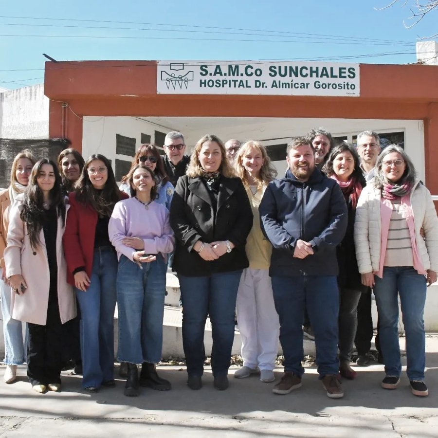 Los participantes en la recorrida frente al efector de salud sunchalense.