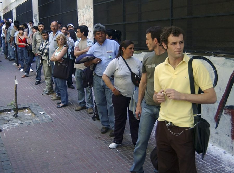 Crece la cantidad de personas que cobran el seguro de desempleo.