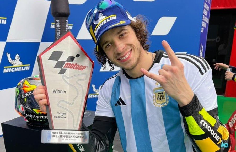 Marco Bezzecchi, con la camiseta argentina en el podio de Termas en el a&ntilde;o 2023.