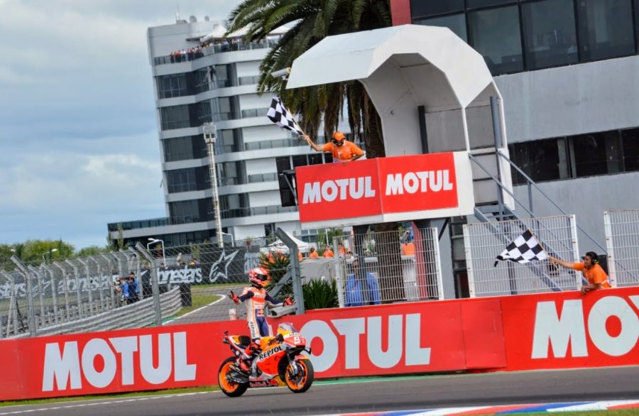 Marc M&aacute;rquez festeja su tercera victoria en la temporada 2019 en Termas de R&iacute;o Hondo.