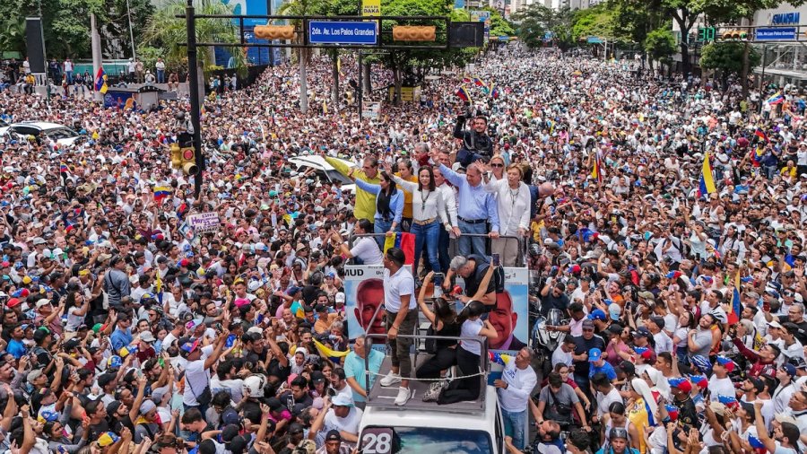 Mar&iacute;a Corina Machado y Edmundo Gonz&aacute;lez entre una multitud de manifestantes, este martes en Caracas.