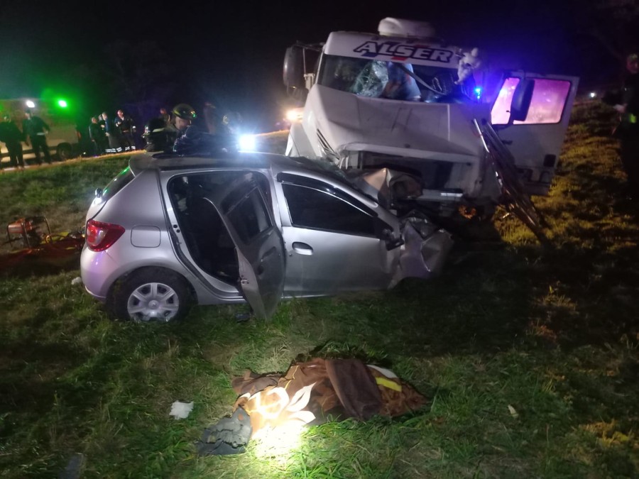 El choque fue frontal entre un camión Mercedes Benz cargado con rollos de acero y un automóvil Sandero ocupado por una familia.