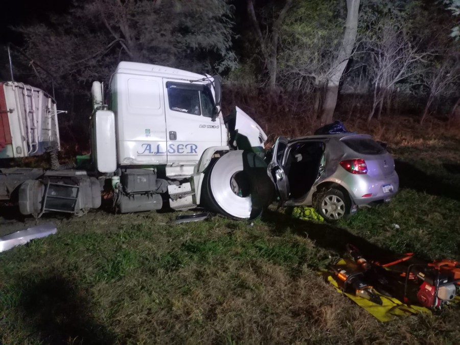 El choque fue frontal entre un cami&oacute;n Mercedes Benz cargado con rollos de acero y un autom&oacute;vil Sandero ocupado por una familia.