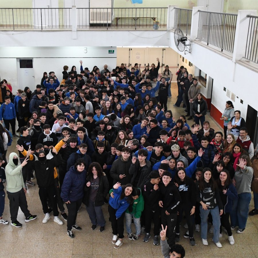 El SUM de la Escuela  invadido por bulliciosos j&oacute;venes que dieron la bienvenida a su exitoso compa&ntilde;ero.