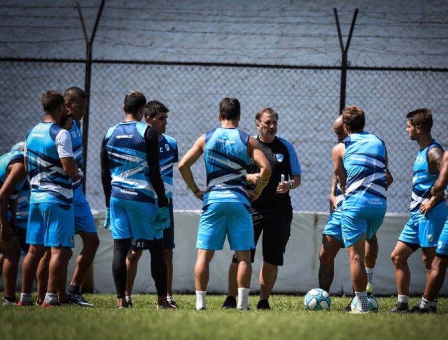 DOBLE COMPETENCIA./ El equipo de Walter Perazzo enfrenta a un rival de la misma categor&iacute;a.