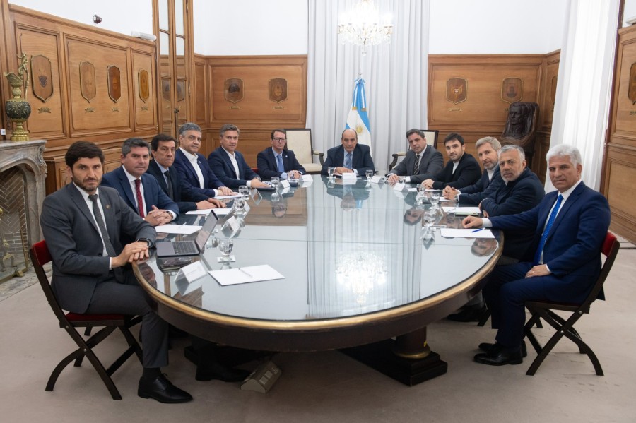 CON FRANCOS. Maximiliano Pullaro en la reuni&oacute;n con el jefe de Gabinete, Guillermo Francos y otros gobernadores.