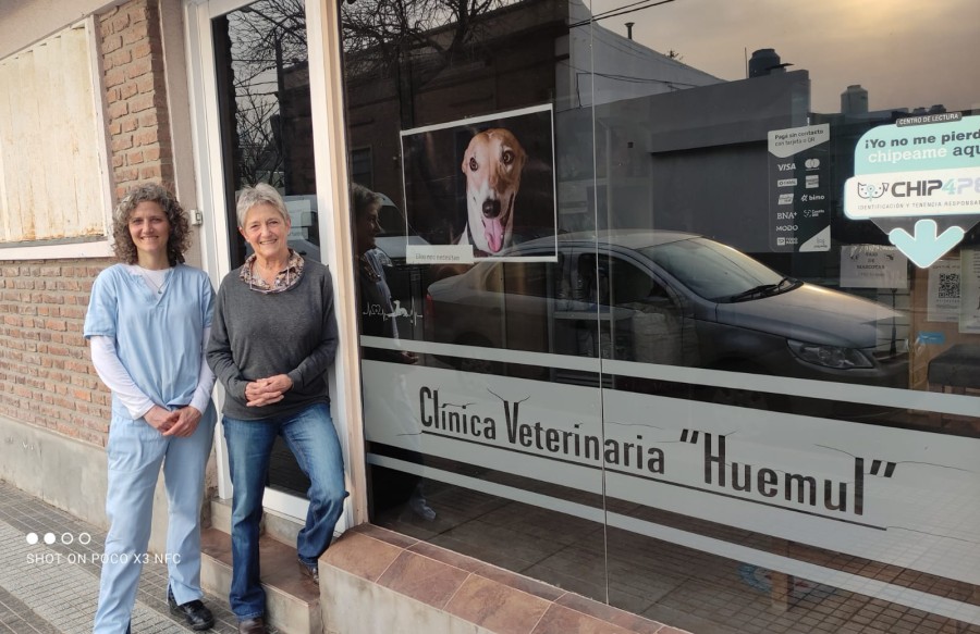 ASUNTO DE FAMILIA. Celina Arnoldt y su madre, Isabel Bottai, ambas veterinarias recibidas en la Facultad de Ciencias Veterinarias de la UNL (de Esperanza), en la Clínica Veterinaria Huemul, que comenz