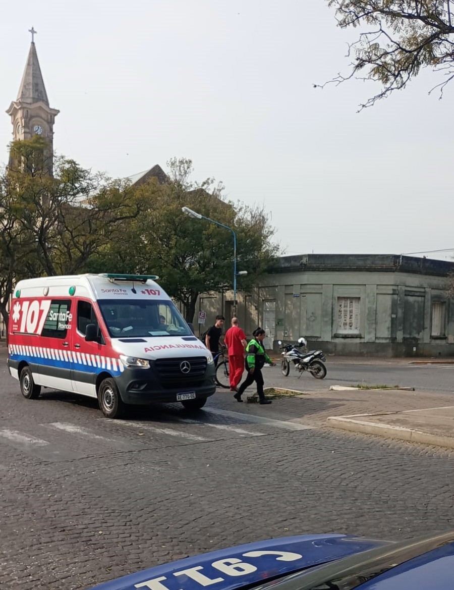 COLISIONES. En Bv. Yrigoyen y Chacabuco chocaron una moto y una bicicleta. Mientras que en Colonia Raquel una camioneta y un auto chocaron en caminos rurales.