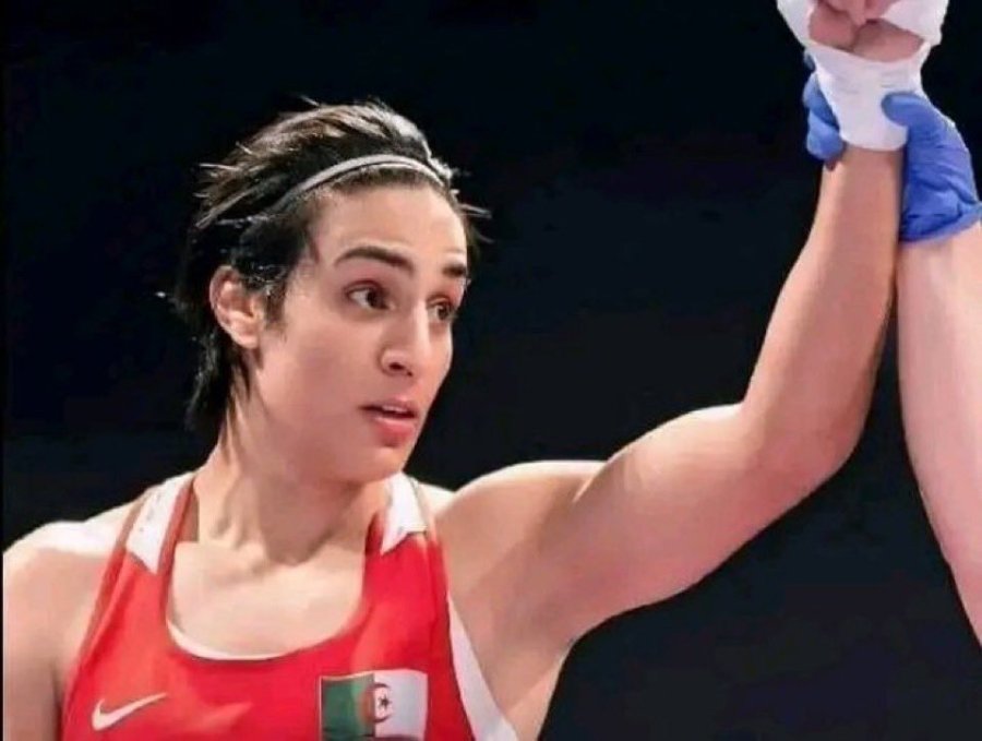 La boxeadora argelina Imane Khelif (derecha) junto a la italiana Angela Carini tras su pelea en al categor&iacute;a de 66kg en los Juegos de Par&iacute;s, el 1 de agosto de 2024, en Par&iacute;s, Francia.