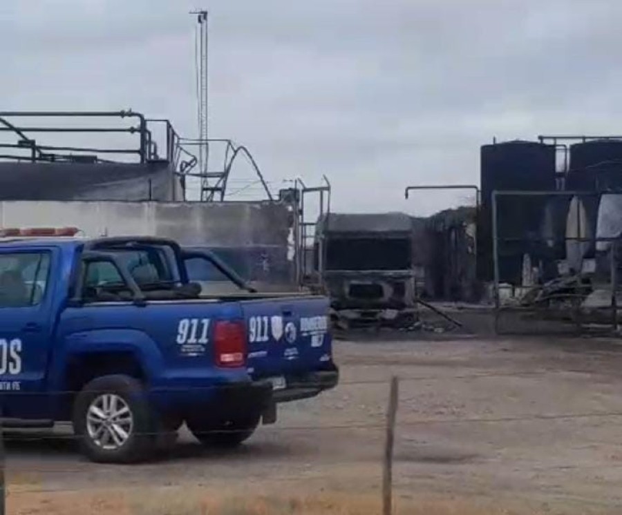 Así se presentaba la planta afectada hoy, transcurridas 24 hs. de la explosión de combustibles.