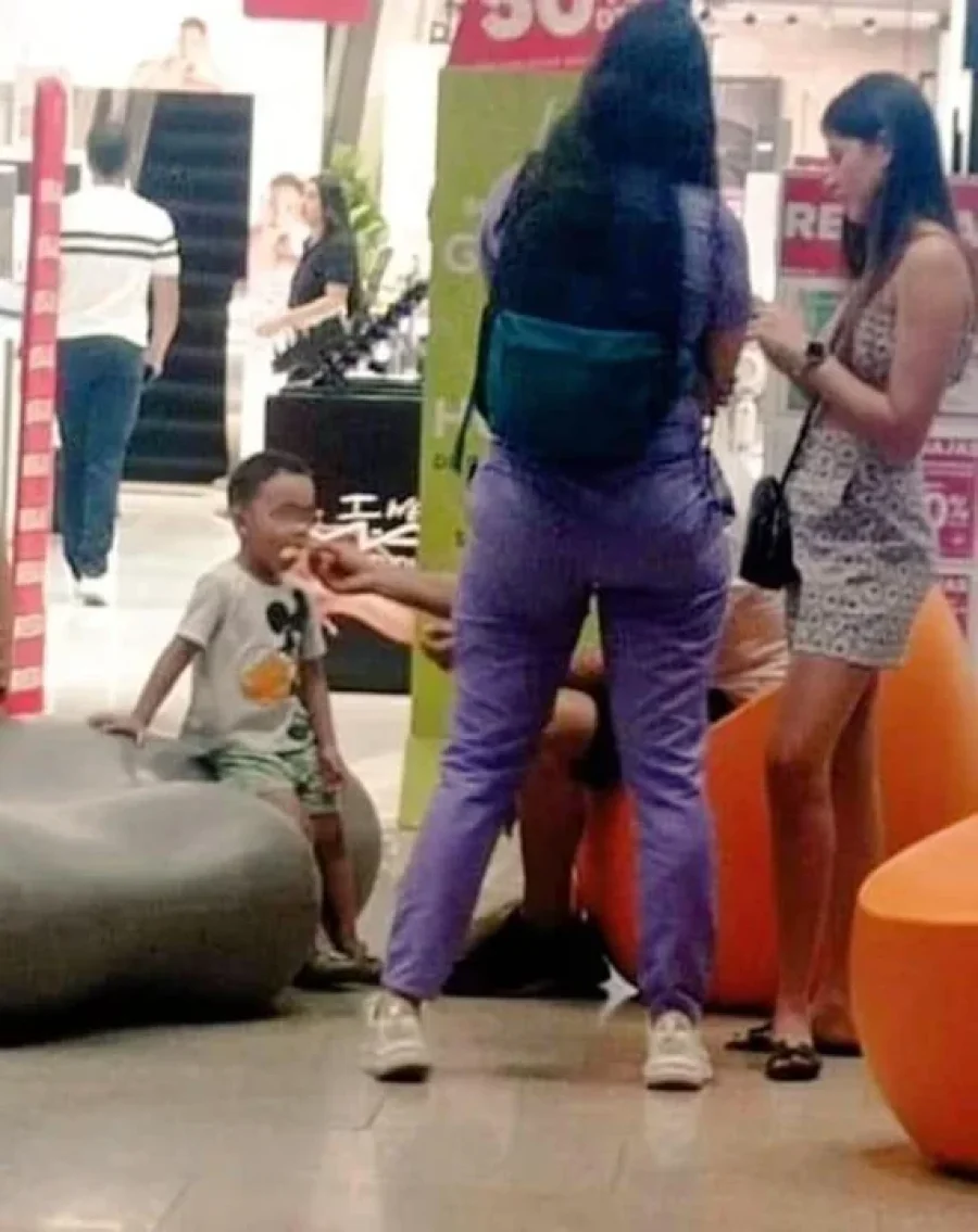 La imagen que se viraliz&oacute; de un ni&ntilde;o en un shopping de Colombia. Sus padres dicen que es Loan.