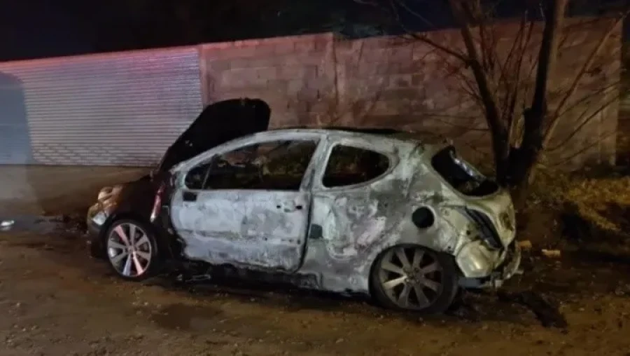 El auto del femicida, fue incendiado por vecinos de la v&iacute;ctima.