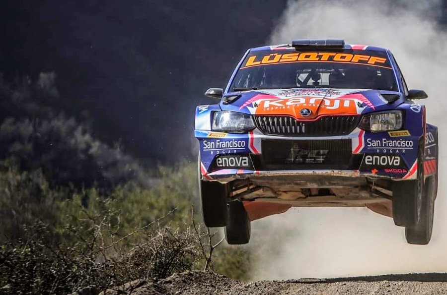 Gast&oacute;n Pasten y Mat&iacute;as Ramos en un salto con el Skoda en San Luis.