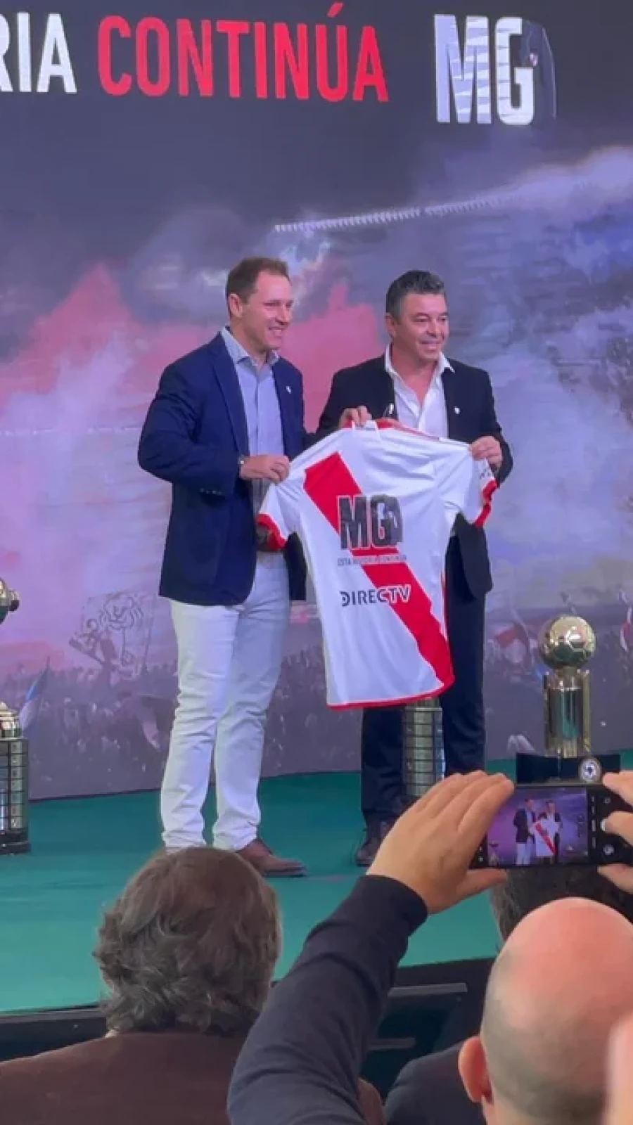 DIA DE FIESTA MILLONARIA. Brito y el DT en la presentaci&oacute;n.