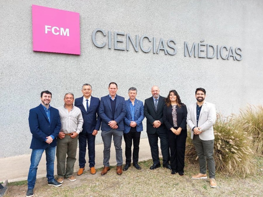 En la segunda foto autoridades de la Facultad de Ciencias M&eacute;dicas junto a representantes de la Federaci&oacute;n Argentina de Cardiolog&iacute;a.