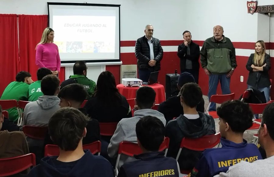 GISELA TRUCCO Y UNA NUEVA CHARLA DE 'EDUCAR JUGANDO AL F&Uacute;TBOL'