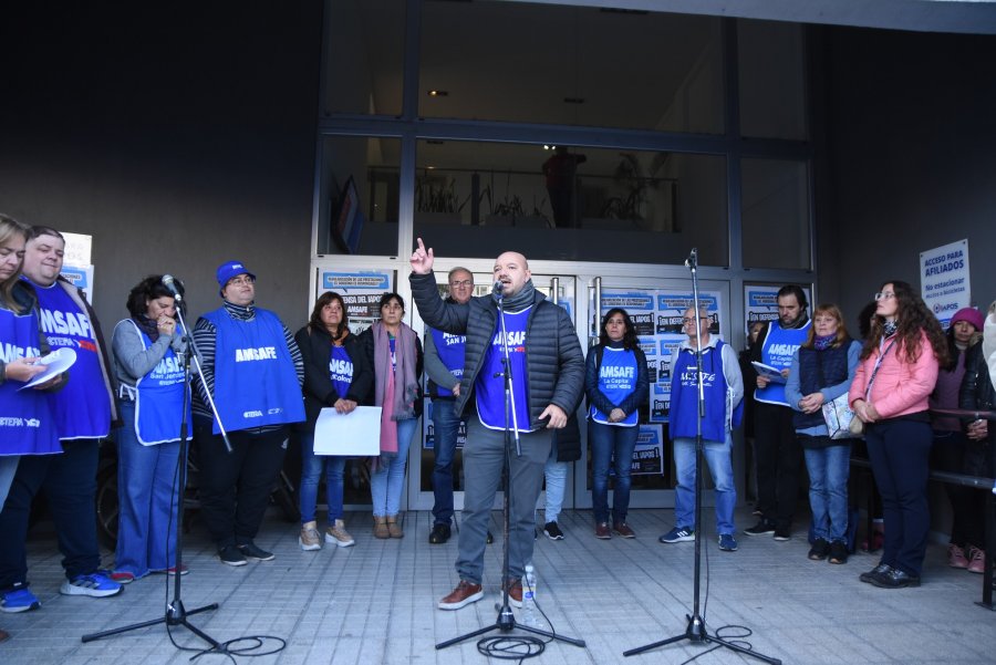 PARO Y CONCENTRACION DE AMSAFE. Rodrigo Alonso, el secretario general, y algunos docentes, realizaron una protesta en la sede de IAPOS exigiendo una nueva convocatoria a paritarias.