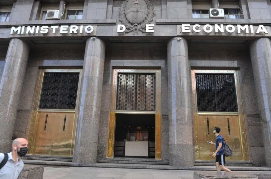 HONRAR COMPROMISOS. El Ministerio de Econom&iacute;a tiene inmensos desaf&iacute;os en materia de deuda durante 2025.