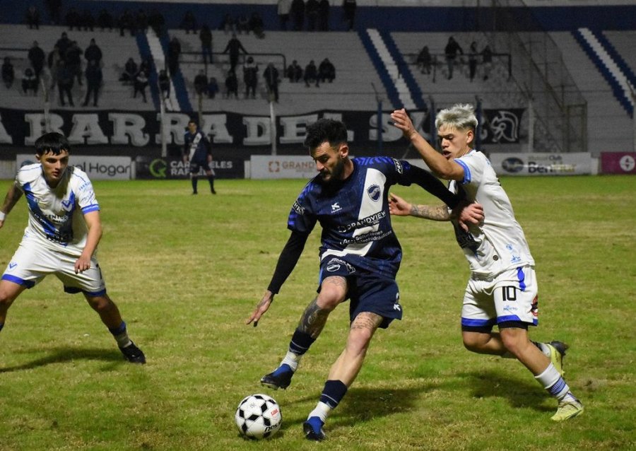 EN VILLA ROSAS. Pe&ntilde;arol juega con Ben Hur.