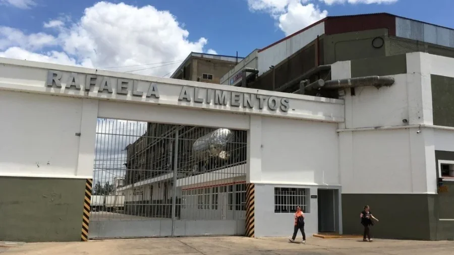 RAFAELA ALIMENTOS. El acceso a la planta industrial, sede de la firma en Rafaela, en calle Paran&aacute; al 800.