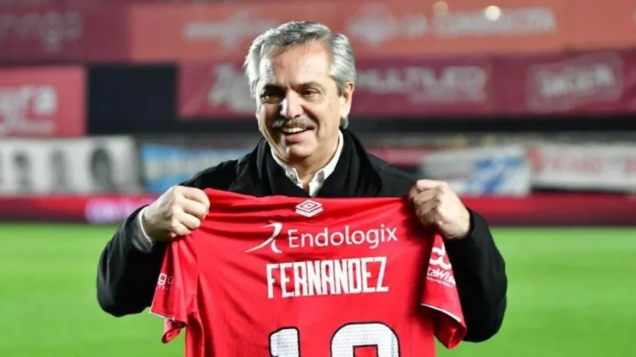 Alberto Fern&aacute;ndez en el Diego Armando Maradona con la remera de Argentinos y su nombre