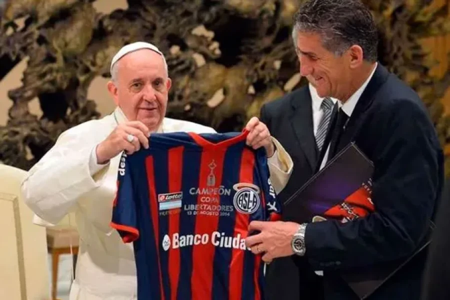 El Pont&iacute;fice recibe una camiseta de San Lorenzo, su club.