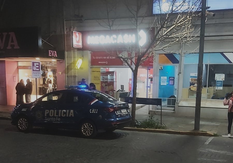 El frente del local de la financiera asaltada cuando lleg&oacute; la Polic&iacute;a.