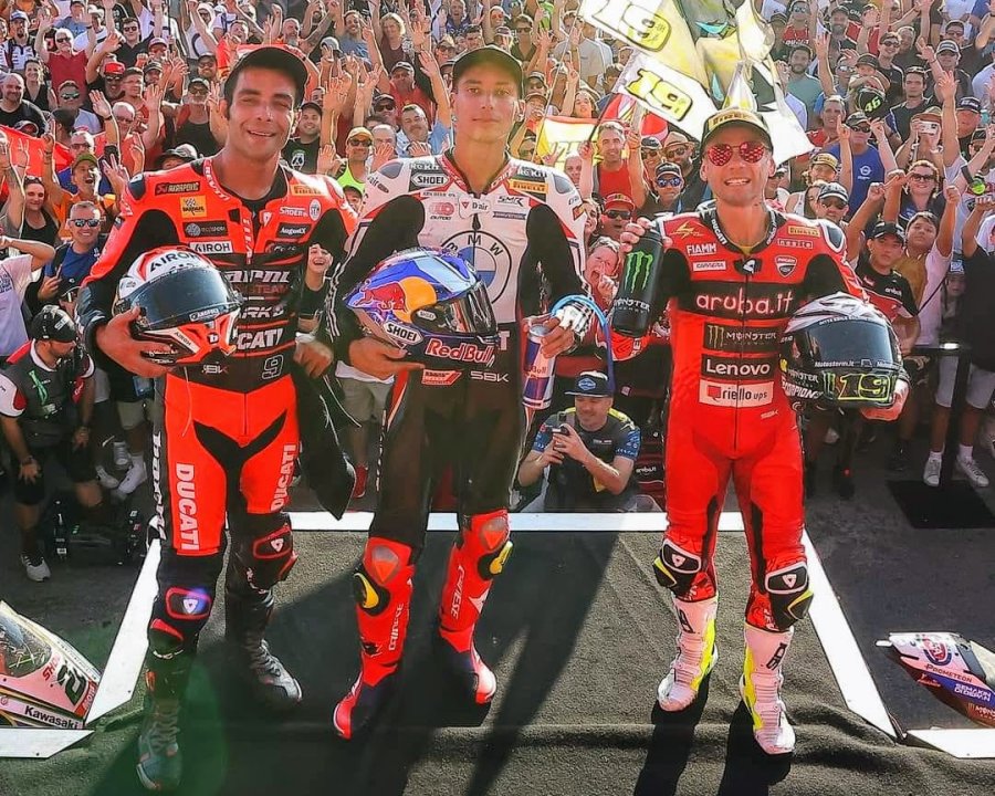 Danilo Petrucci (3&deg;), Toprak Razgatlioglu (1&deg;) y &Aacute;lvaro Bautista (2&deg;) en el podio de Portugal.