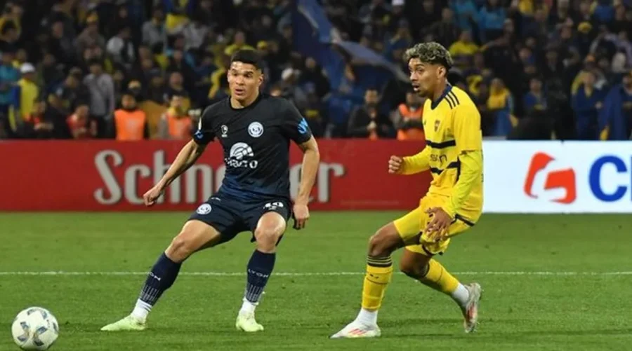 Abecasis y Medina disputan el bal&oacute;n.