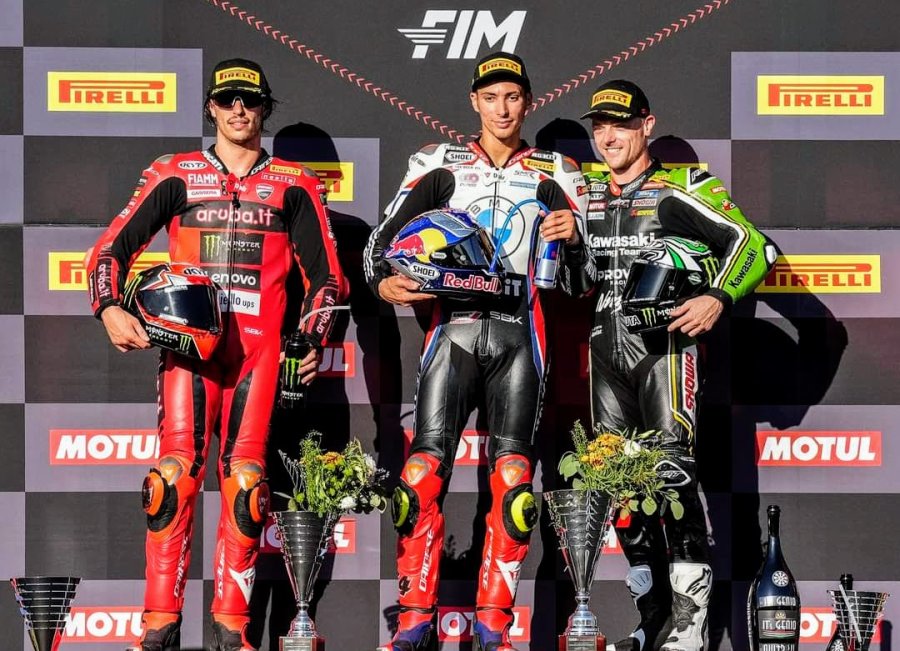 Nicolo Bulega (2&deg;), Toprak Razgatlioglu (1&deg;) y Alex Lowes (3&deg;) en el podio de la Carrera 2