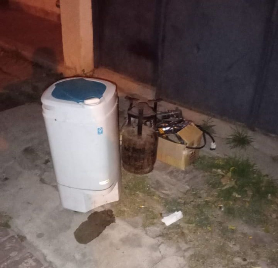 El ladr&oacute;n hab&iacute;a preparado un secarropa, una garrafa y una caja con cables para llevar.