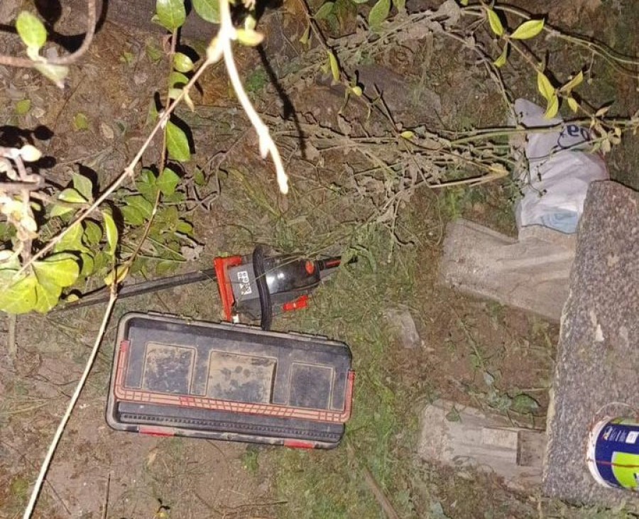Sobre el tapial de la vivienda se encontr&oacute; una motosierra y una caja de herramientas listas para llevar.