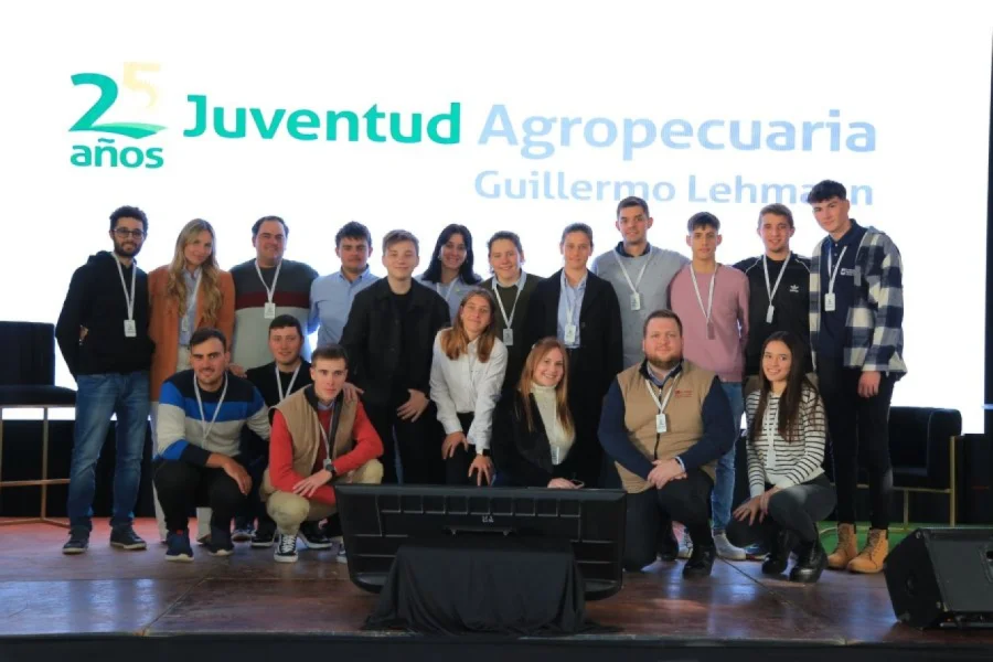 Integrantes del Grupo Juvenil de la Lehmann con Mateo Salvatto en la Rural de Rafaela, a fines de mayo de este a&ntilde;o.
