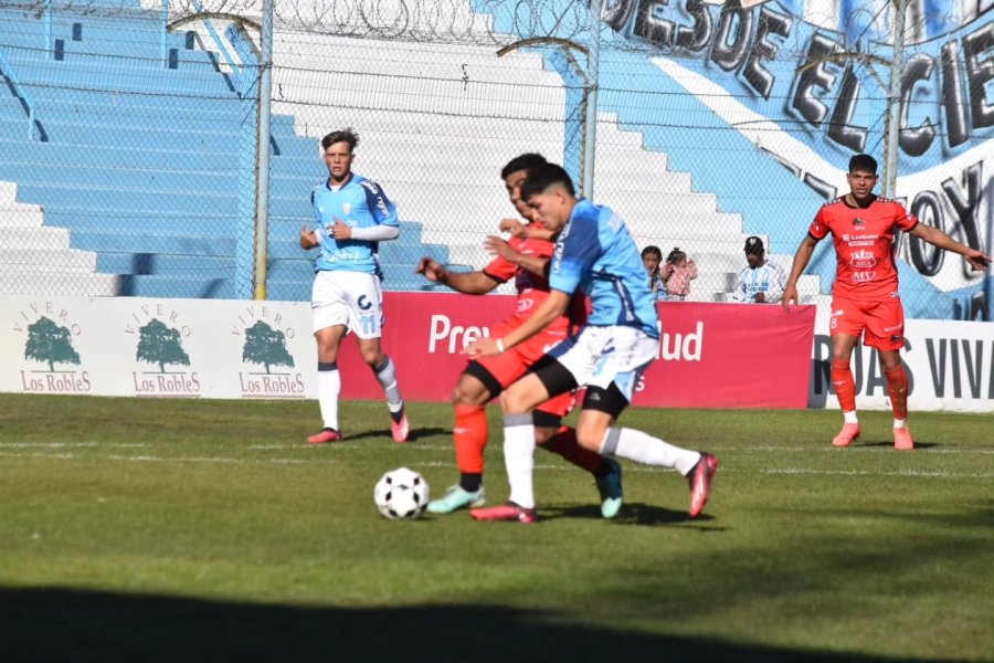 LA CREMA LLEGA A LA &Uacute;LTIMA FECHA COMO L&Iacute;DER DE LA ZONA A TRAS SUPERAR A FERRO, SU ESCOLTA