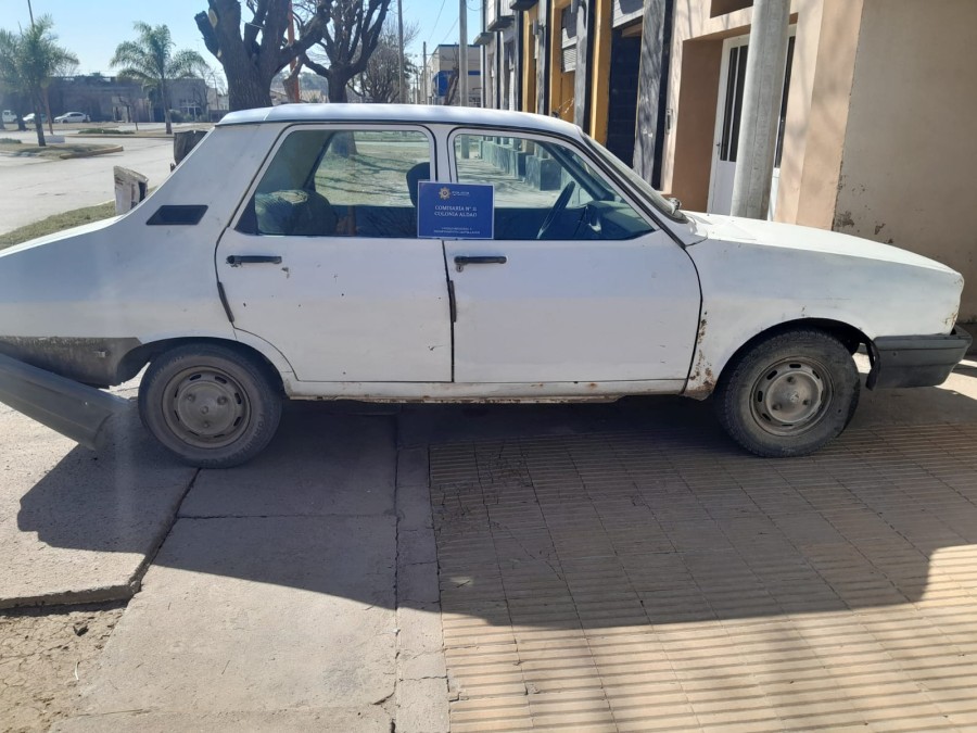 El autom&oacute;vil Renault 12 hallado abandonado en Aldao.