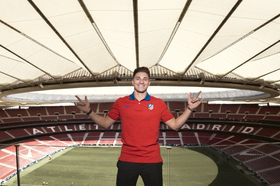 JULI&Aacute;N ALVAREZ. El jugador argentino en modo "hombre ara&ntilde;a" en el estadio de Atl&eacute;tico de Madrid.
