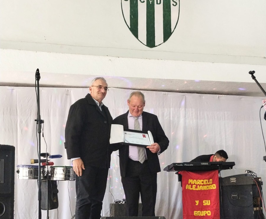 Alcides Calvo y Jorge Perino durante la entrega.